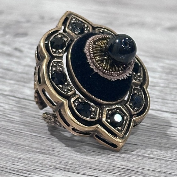 Gucci Gold Black Crystals, Velvet and Resin Cushion Cocktail Ring - Picture 2 of 6